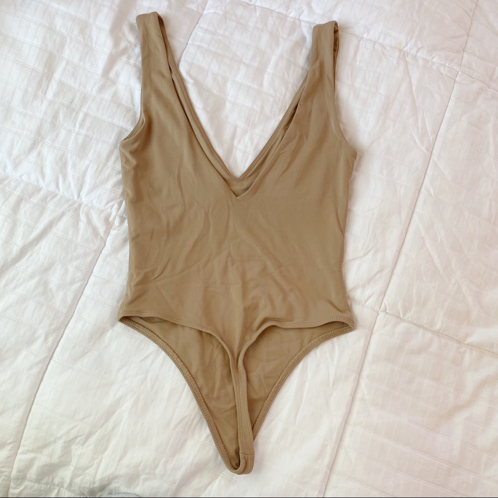 Babaton Aritzia Tan V Neck Bodysuit - Picture 3 of 4